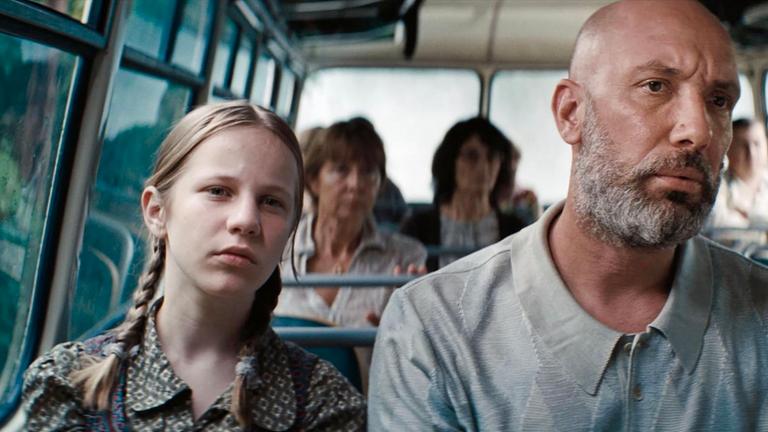 "Tarika": Tarika (Vesela Valcheva) und ihr Vater Ali (Zachary Baharov) sitzen nebeneinander in einem Bus