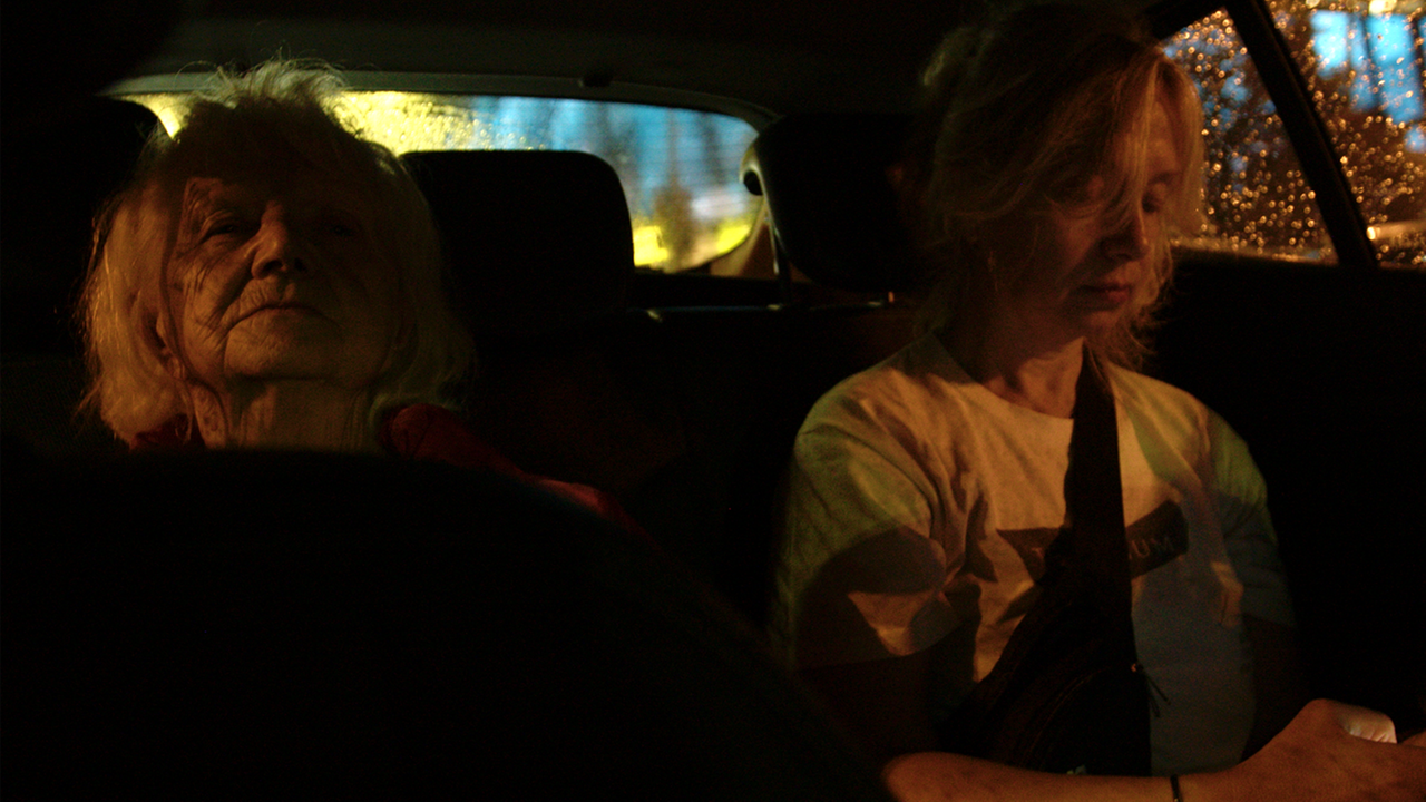 "Ein wenig fremd" (ZDF/ARTE): Valya und Sveta, zwei ukrainische FFrauen, sitzen nebeneinander im Auto