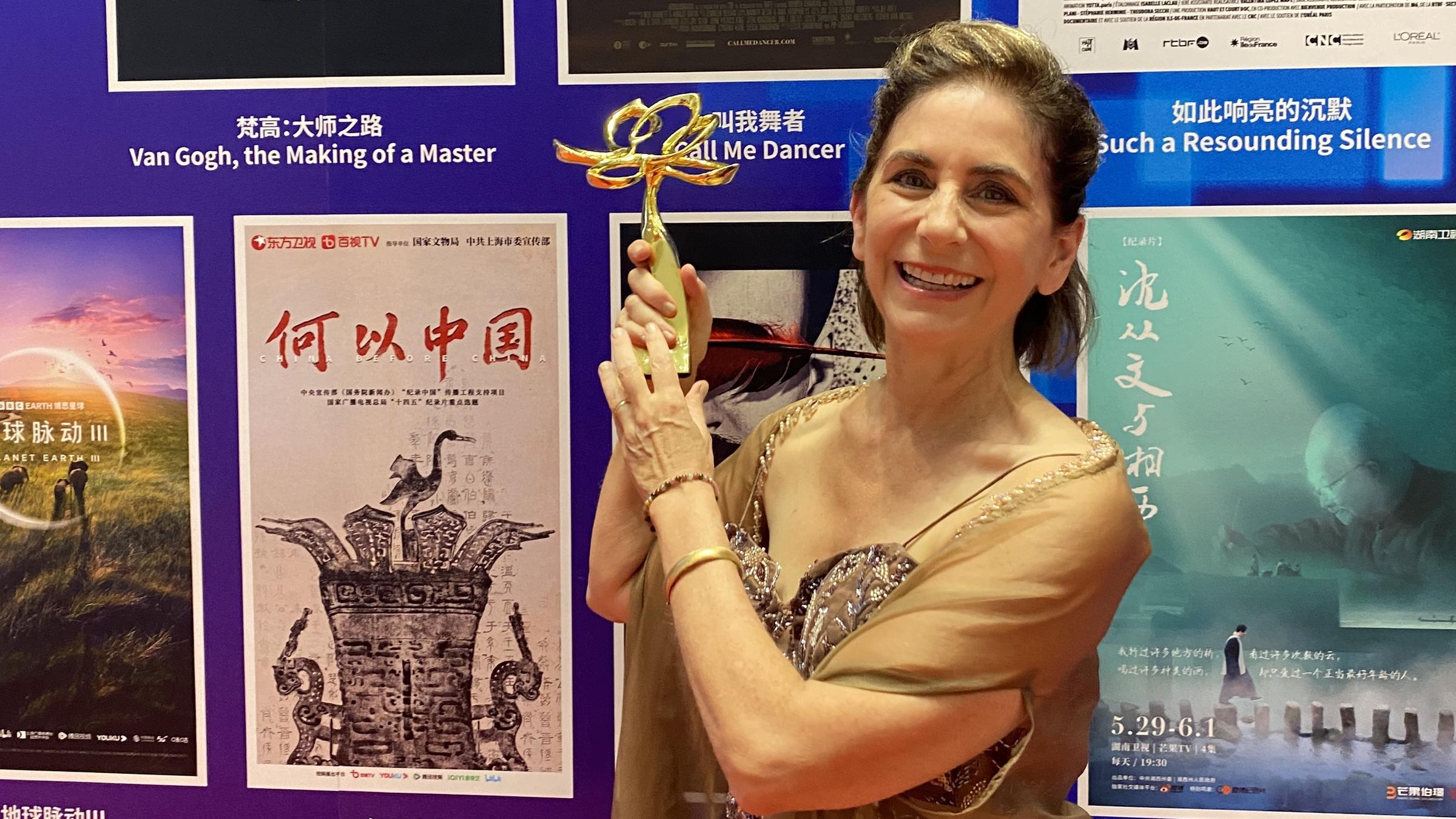 Magnolia Award für "Call me Dancer": Leslie Shampaine mit dem Magnolia Award 2024 für ihren Dokumentarfilm „Call Me Dancer“. 