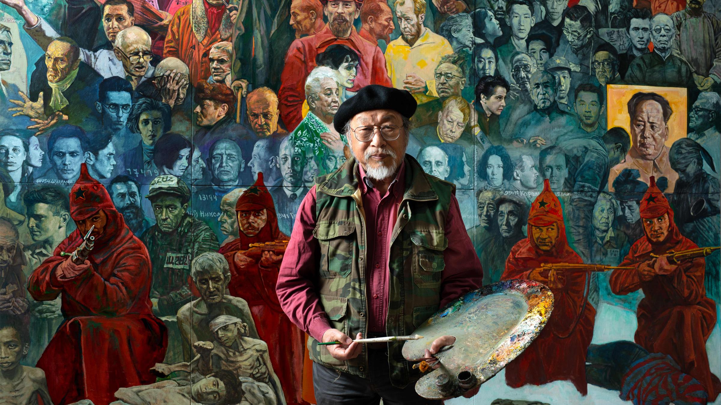 "Welcome to Babel" (ARTE): Der chinesische Historienmaler Shen Jiawei steht vor einer Wand mit einer Collage aus Porträts und hält eine Palette in der linken und einen Pinsel in der rechten Hand