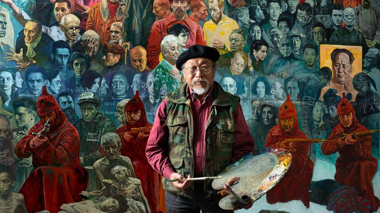 "Welcome to Babel" (ARTE): Der chinesische Historienmaler Shen Jiawei steht vor einer Wand mit einer Collage aus Porträts und hält eine Palette in der linken und einen Pinsel in der rechten Hand