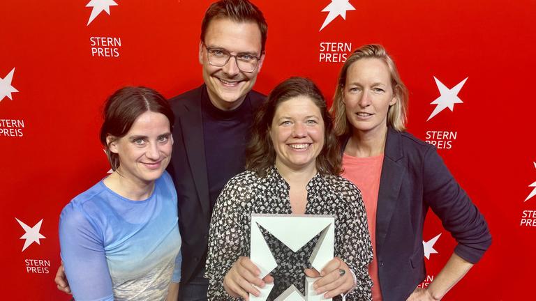 Verleihung STERN-Preis für "Die geheime Welt der Superreichen" 12. Juni 2024: V.l.: Sara Lienemann (btf), Christian Wilk, Julia Friedrichs, Caroline Reiher. 