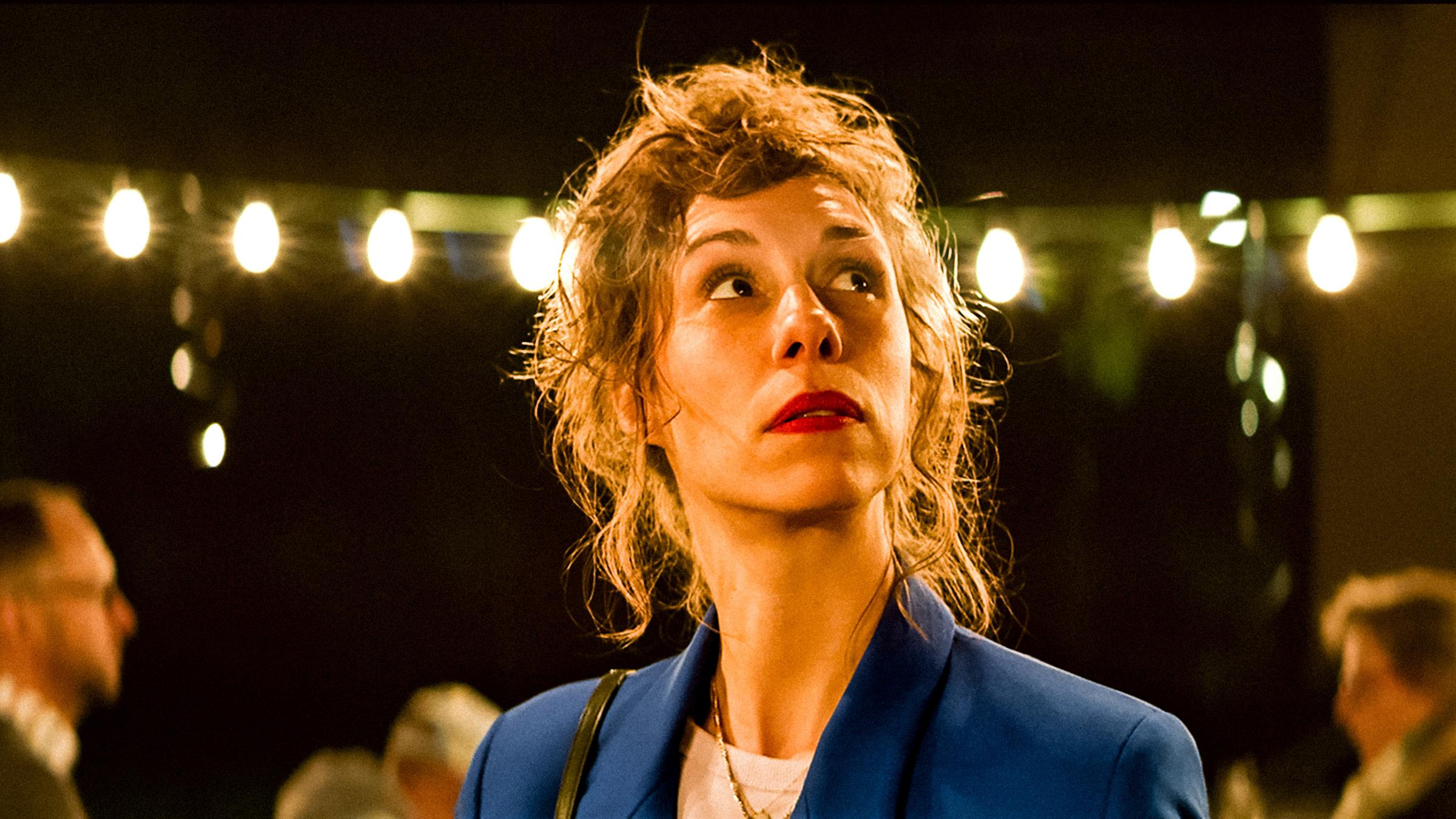 "Tamara": Tamara (Linda Pöppel) schaut im Garten des Elternhauses zum Mond.