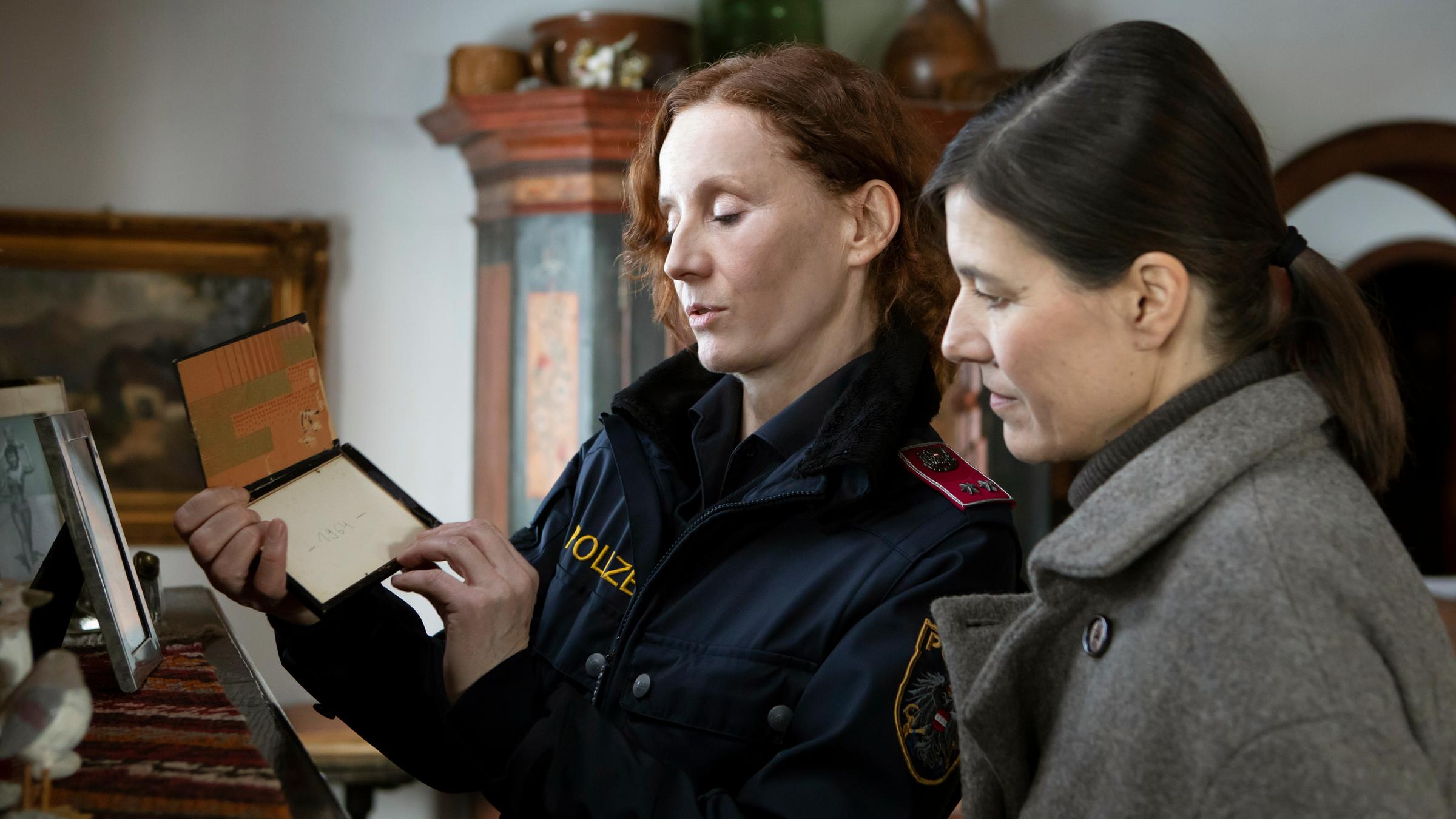 "Bis in die Seele ist mir kalt" - Drehstartfoto: Von links: Martina Schober (Jutta Fastian) und Chefinspektorin Acham (Pia Hierzegger)