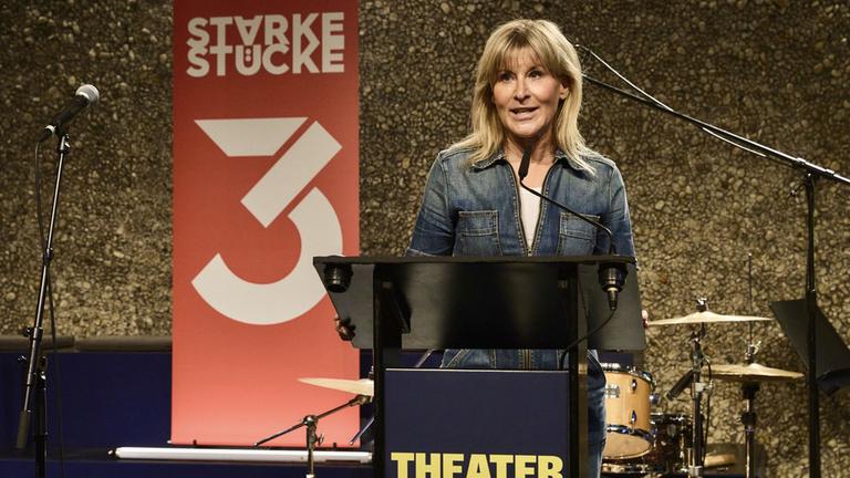  61. Berliner Theatertreffens, 20. Mai 2024: 3sat-Koordinatorin Natalie Müller-Elmau am Rednerpult bei der Übergabe des 3sat-Innovationspreises.