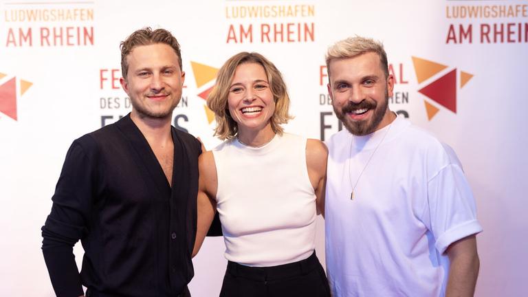 Verleihung Rheingold-Publikumspreis beim Festival des deutschen Films in Ludwigshafen (7.September) an "Sterben für Beginner": v.l.n.r. die Darsteller Max Hubacher, Svenja Jung, Edin Hasanović 
