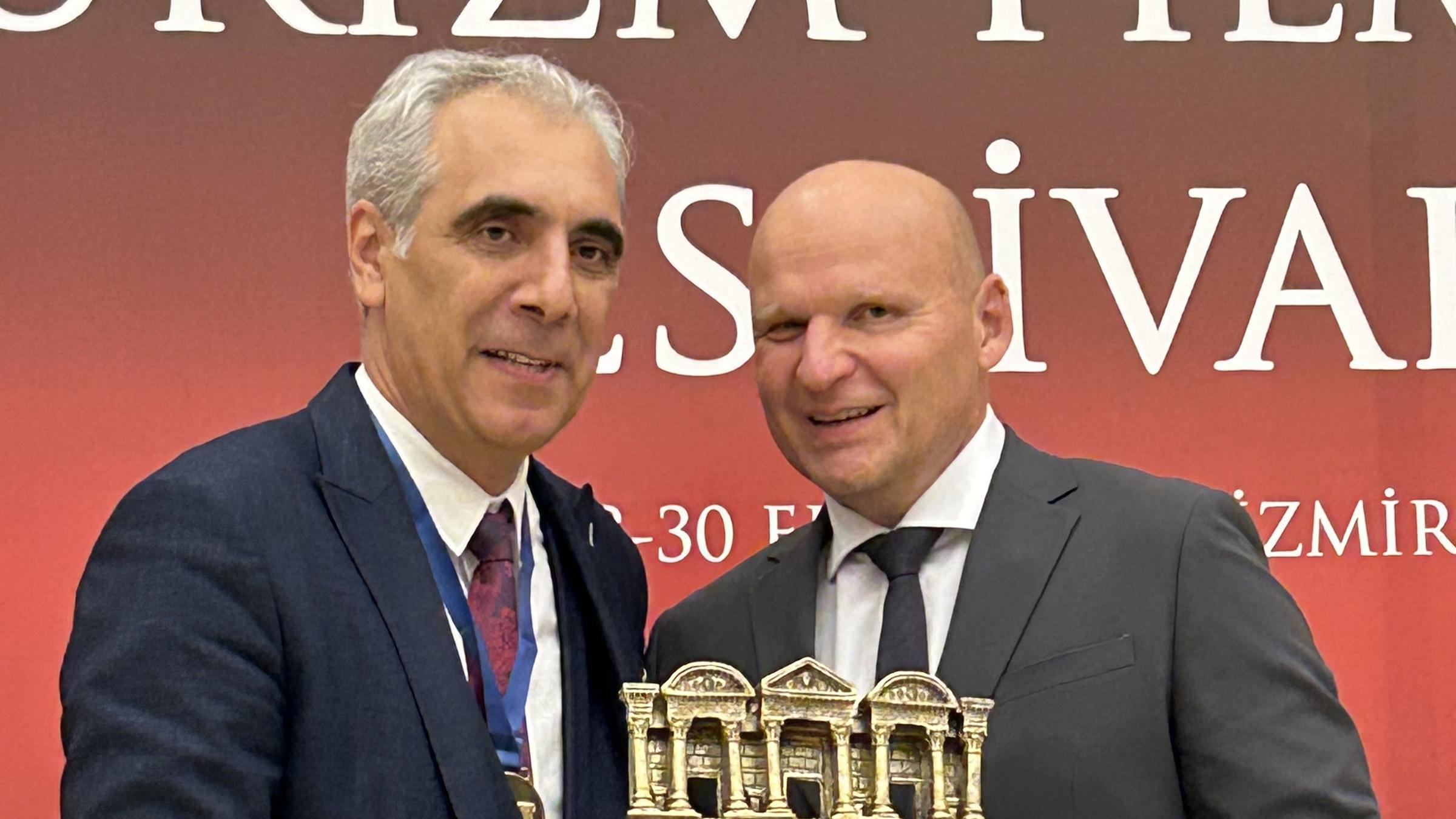 IX. International Tourism Film Festival, Izmir/Türkei: Redakteur Martin Ordolff (rechts) bekam den Hauptpreis der Jury vom Festivalleiter in Izmir überreicht. Foto: privat