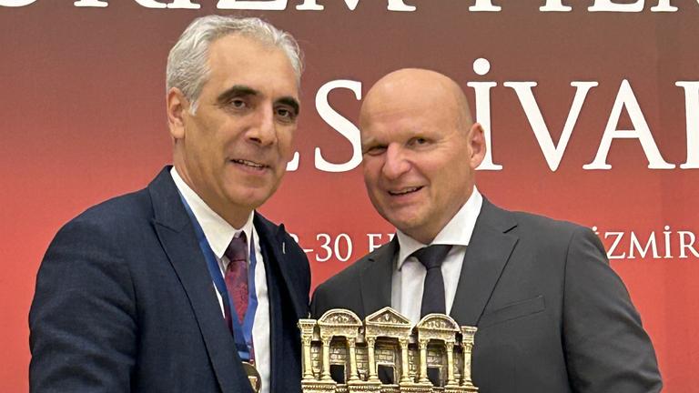 IX. International Tourism Film Festival, Izmir/Türkei: Redakteur Martin Ordolff (rechts) bekam den Hauptpreis der Jury vom Festivalleiter in Izmir überreicht. Foto: privat