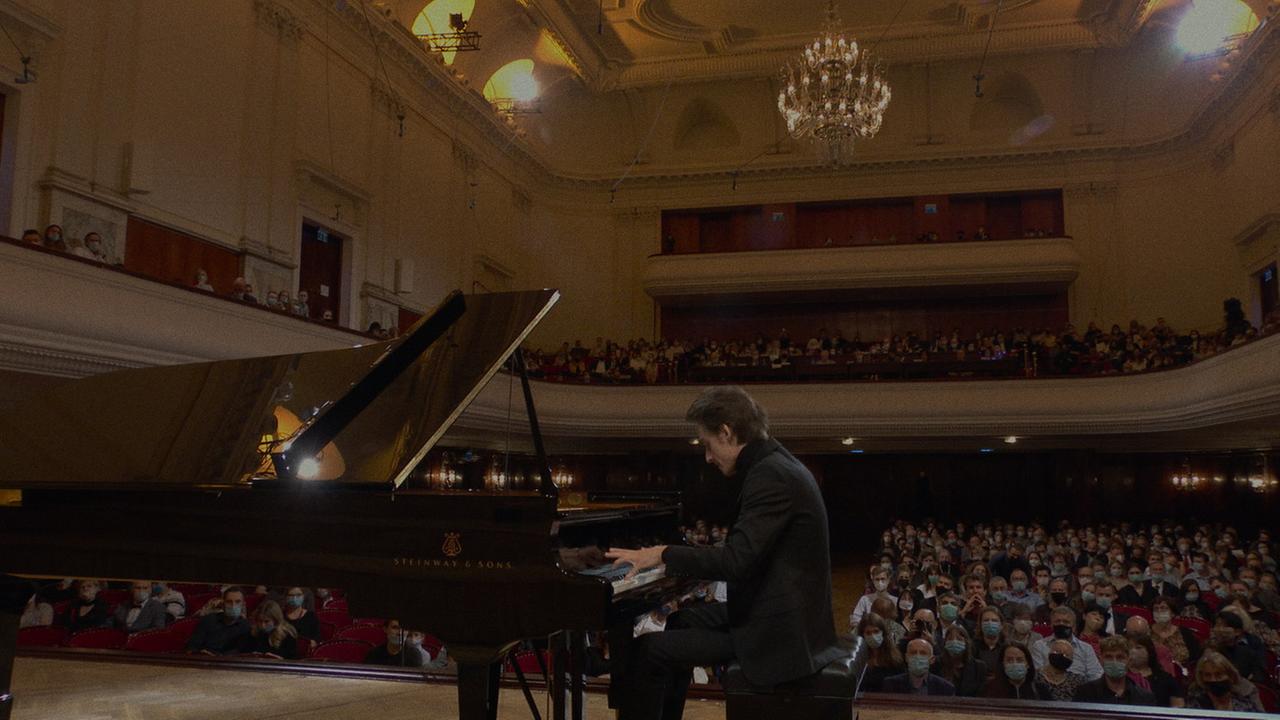 "Pianoforte - Der Chopin-Wettbewerb in Warschau": Der Pianist Marcin Wieczorek aus Polen sitzt auf der Bühne eines Konzertsaals an einem Flügel. Im Hintergrund ist das Saalpublikum zu sehen