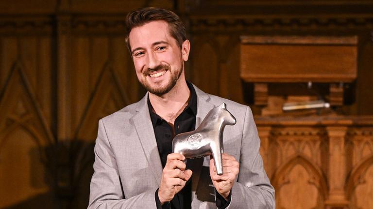 Internationalen Filmfestival von Stockholm 2024: Der Regisseur bon "Pfau - Bich ich echt?", Bernhard Wenger hält das "Bronzene Pferd" in den Händen und lächelt in die Kamera.