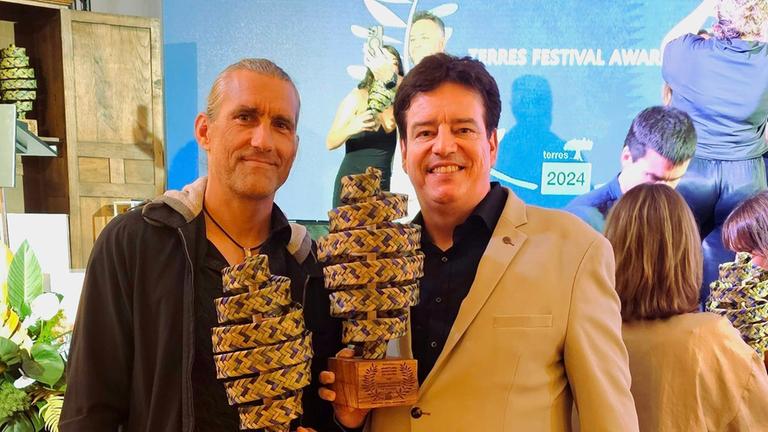 8. Terres Festival Tortosa/Spanien (13. bis 21. September 2024): Die Autoren Jochen Schmoll und Andreas Ewels auf der Preisverleihung in der Burg von Tortosa.