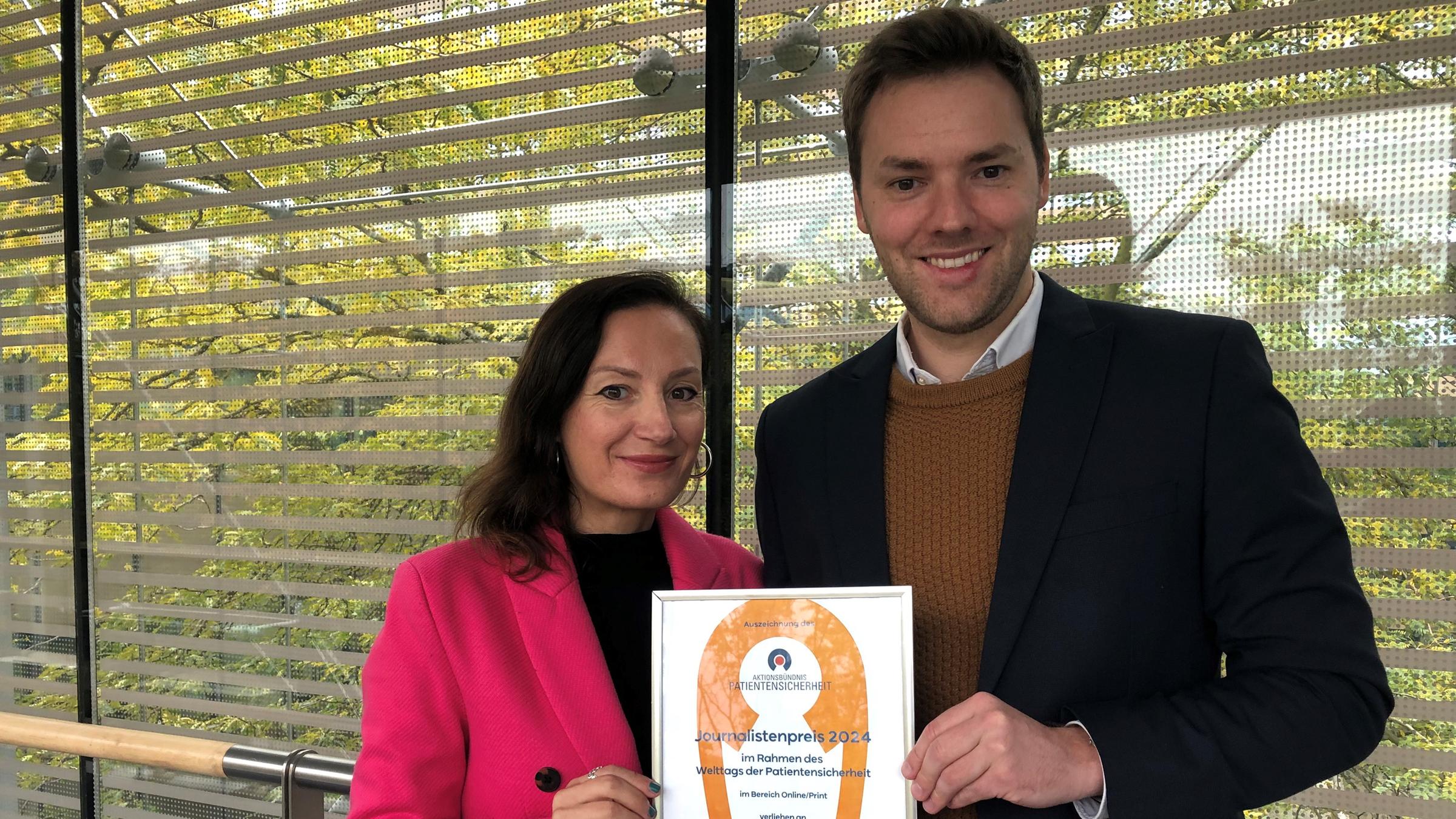 Verleihung Journalistenpreis Patientensicherheit, 17. September 2024. Die Preiseträgerin und der Preisträger: Arta Ramadani und Samuel Kirsch