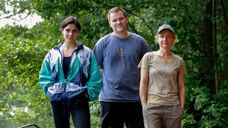 Alima (Pegah Ferydoni), Max Gleschinski (Regie) und Kerstin (Christina Große) (v. l.) am Filmset von "Alaska".
