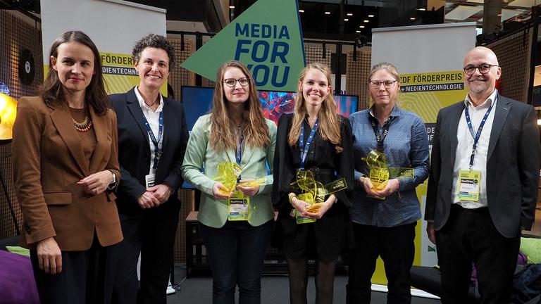 Verleihung ARD/ZDF Förderpreis "Frauen + Medientechnologie", Oktober 2024: Die Preisträgerinnen des ARD/ZDF Förderpreises 2024 mit der Jury.