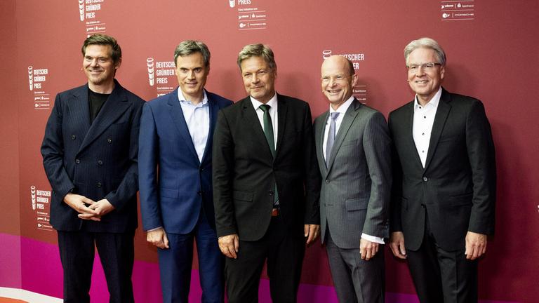Deutscher Gründerpreis 2024, Verleihung am 24. September 2024 in Berlin, v.l.n.r.:Intendant Norbert Himmler mit Wirtschaftsminister Robert Habeck, Gregor Schmitz (l., Vorsitzender der stern-Chefredaktion), Ulrich Reuter (Präsident des Sparkassenverbandes) und Andreas Haffner (Porsche-Personalvorstand)
