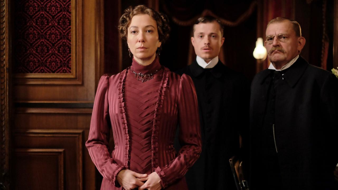 "Das Sacher. In bester Gesellschaft": Das Gastgewerbeaufsichtsamt zu Gast im Hotel Sacher: Der Komissär (Martin Zauner, r.) und sein Assistent (Martin Müller, M.) begleiten Anna Sacher (Ursula Strauss, l.).