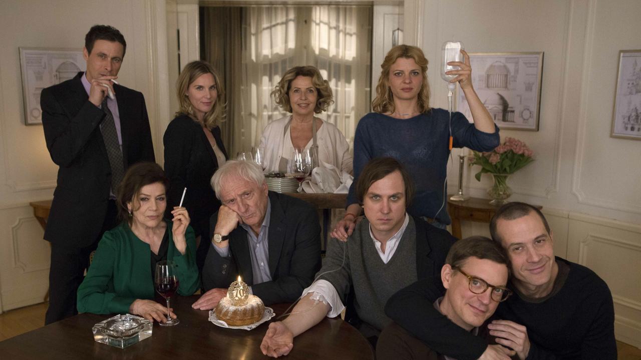 "Familienfest" : Hannes Westhoff (Günter Maria Halmer) sitzt, mißmutig blickend, vor einem Geburtstagskuchen am Tisch. Um ihn herum Frau, Exfrau und die drei Söhne mit Parrtnern.