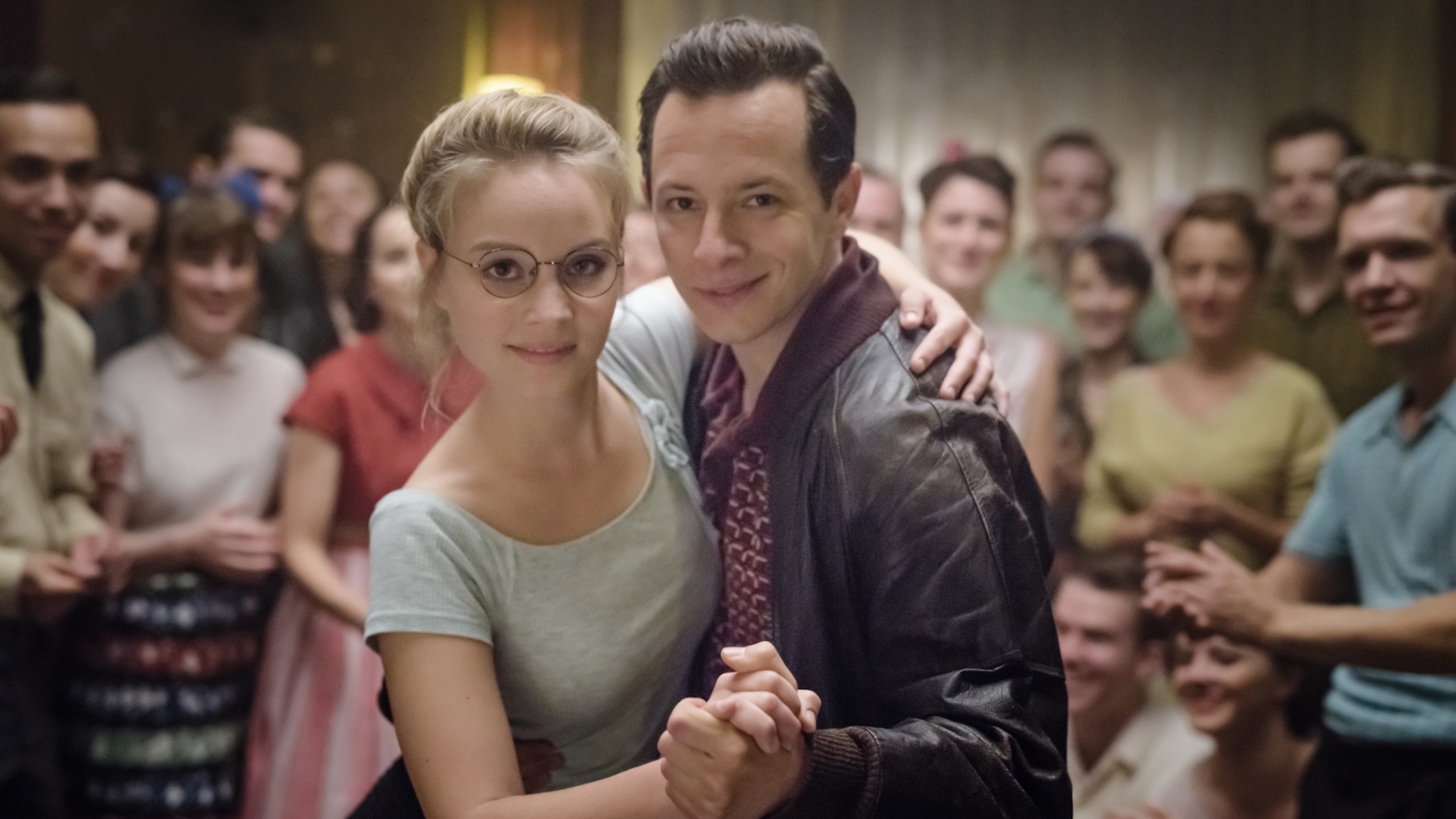 "Ku'damm 56": Monika Schöllack (Sonja Gerhardt) und Freddy Donath (Trystan Pütter) tanzen auf einem Rock`n Roll-Wettbewerb