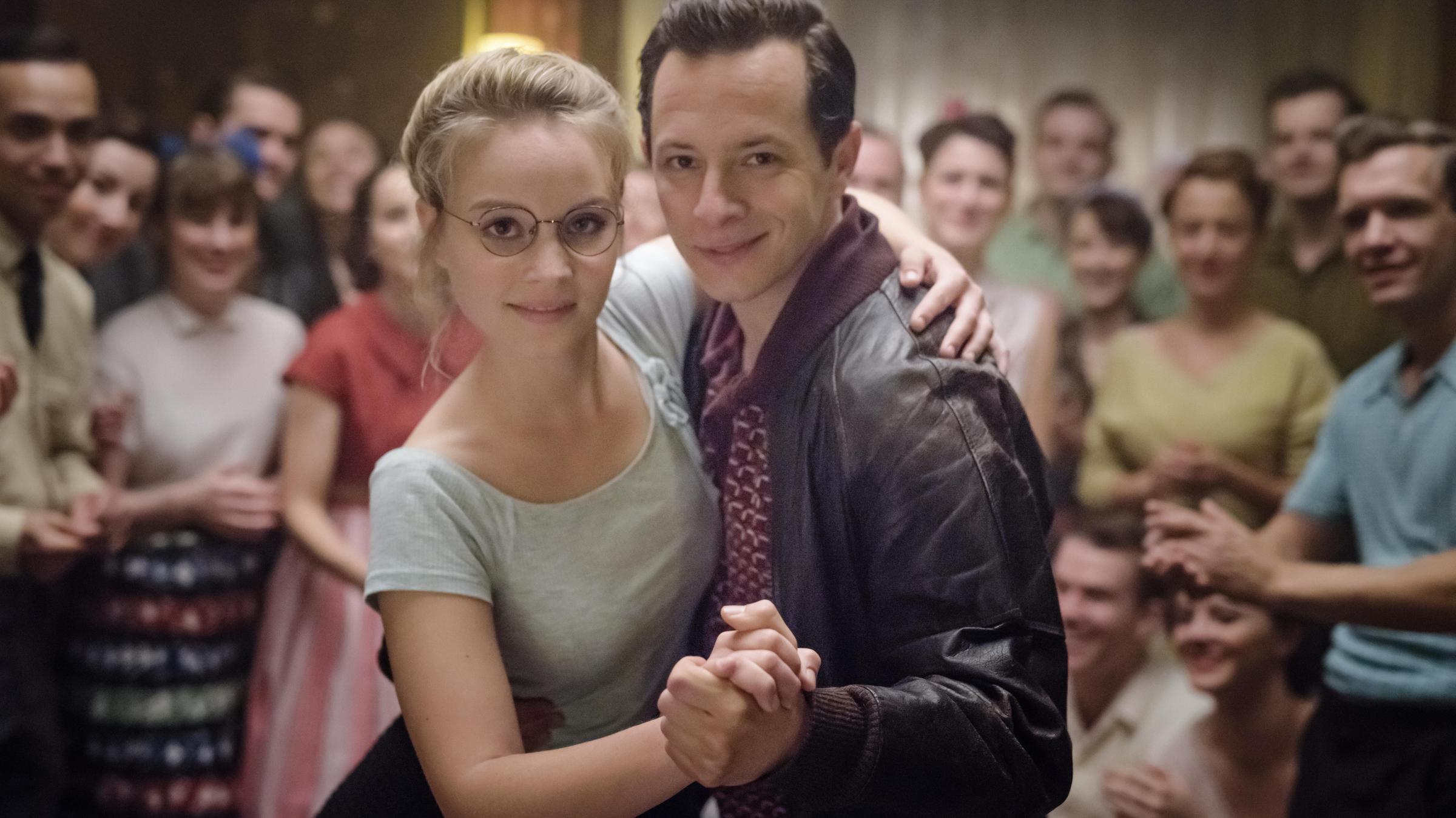 "Ku'damm 56": Monika Schöllack (Sonja Gerhardt) und Freddy Donath (Trystan Pütter) tanzen auf einem Rock`n Roll-Wettbewerb