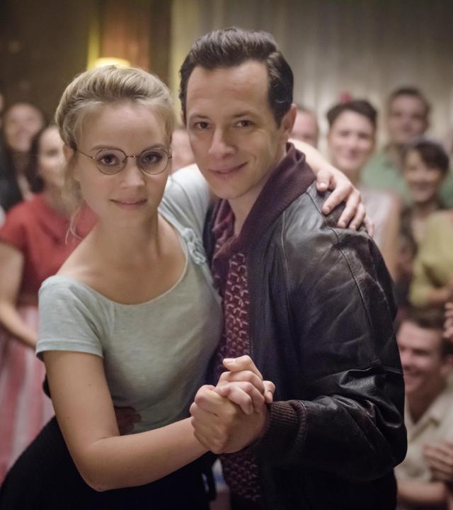 "Ku'damm 56": Monika Schöllack (Sonja Gerhardt) und Freddy Donath (Trystan Pütter) tanzen auf einem Rock`n Roll-Wettbewerb