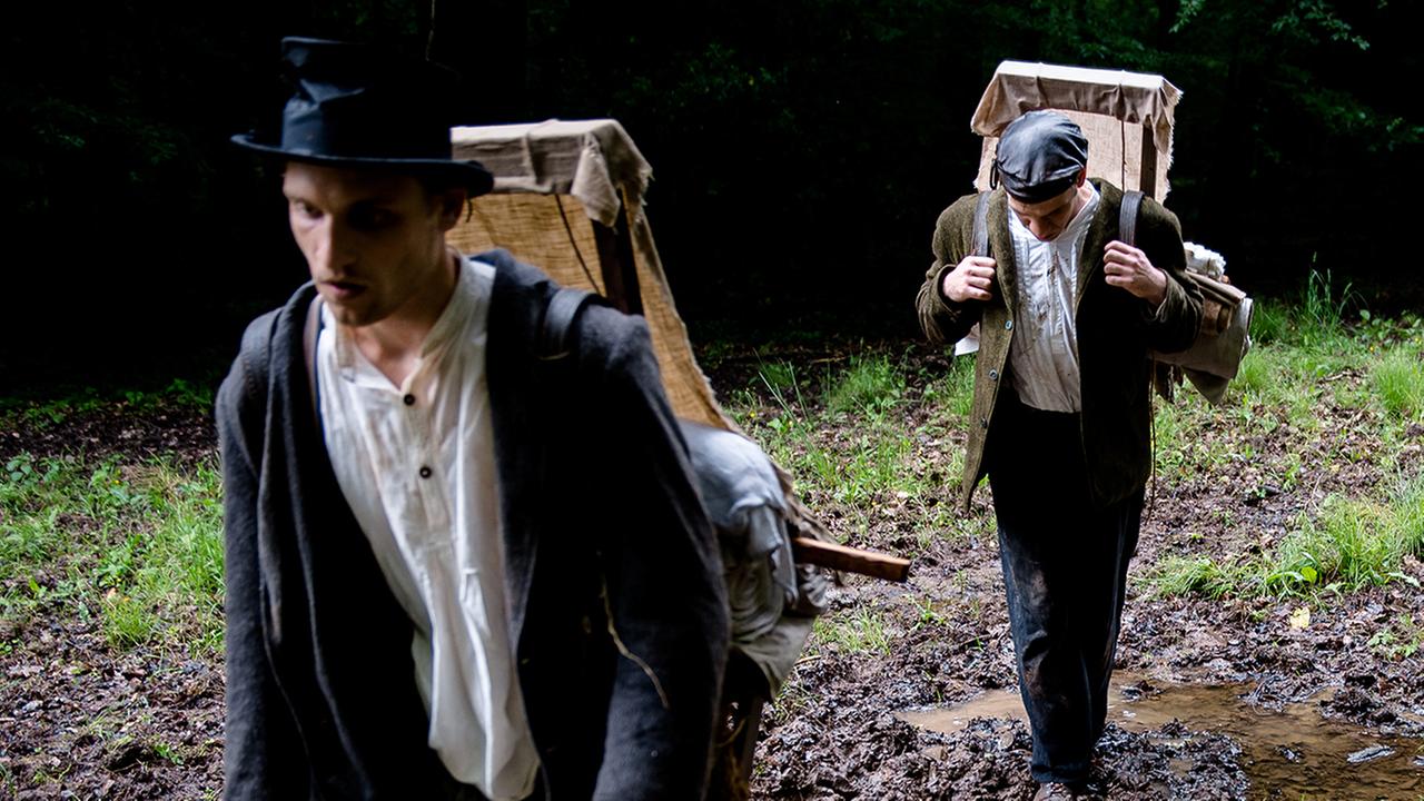 "ZDFzeit - Deutschlands große Clans_ Die C&A-Story:  Die Brüder und Namensgeber Clemens (Felix Lampert, r.) und August Brenninkmeijer (Nico Ehrenteit) waren einst als Tuchhändler unterwegs, bevor sie in den Niederlanden ihr erstes Geschäft gründeten.