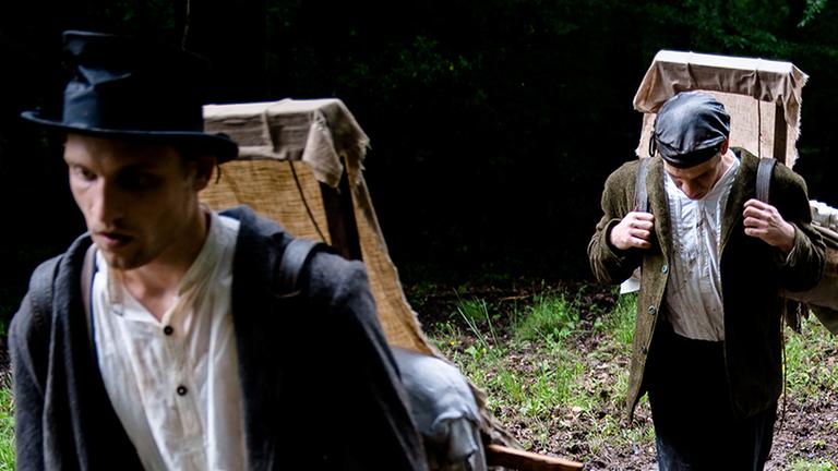 "ZDFzeit - Deutschlands große Clans_ Die C&A-Story:  Die Brüder und Namensgeber Clemens (Felix Lampert, r.) und August Brenninkmeijer (Nico Ehrenteit) waren einst als Tuchhändler unterwegs, bevor sie in den Niederlanden ihr erstes Geschäft gründeten.