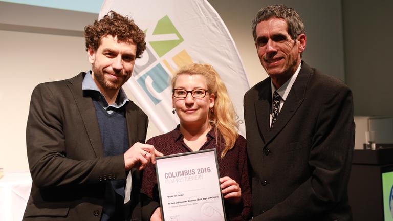 Columbus Filmpreis für "Kulturzeit extra: Erzähl mir Europa": Die Autoren Alexander Glodzinski (l.) und Nil Varol (M.) sowie der Laudator Jürgen Drensek (Ehrenpräsident VDRJ)  