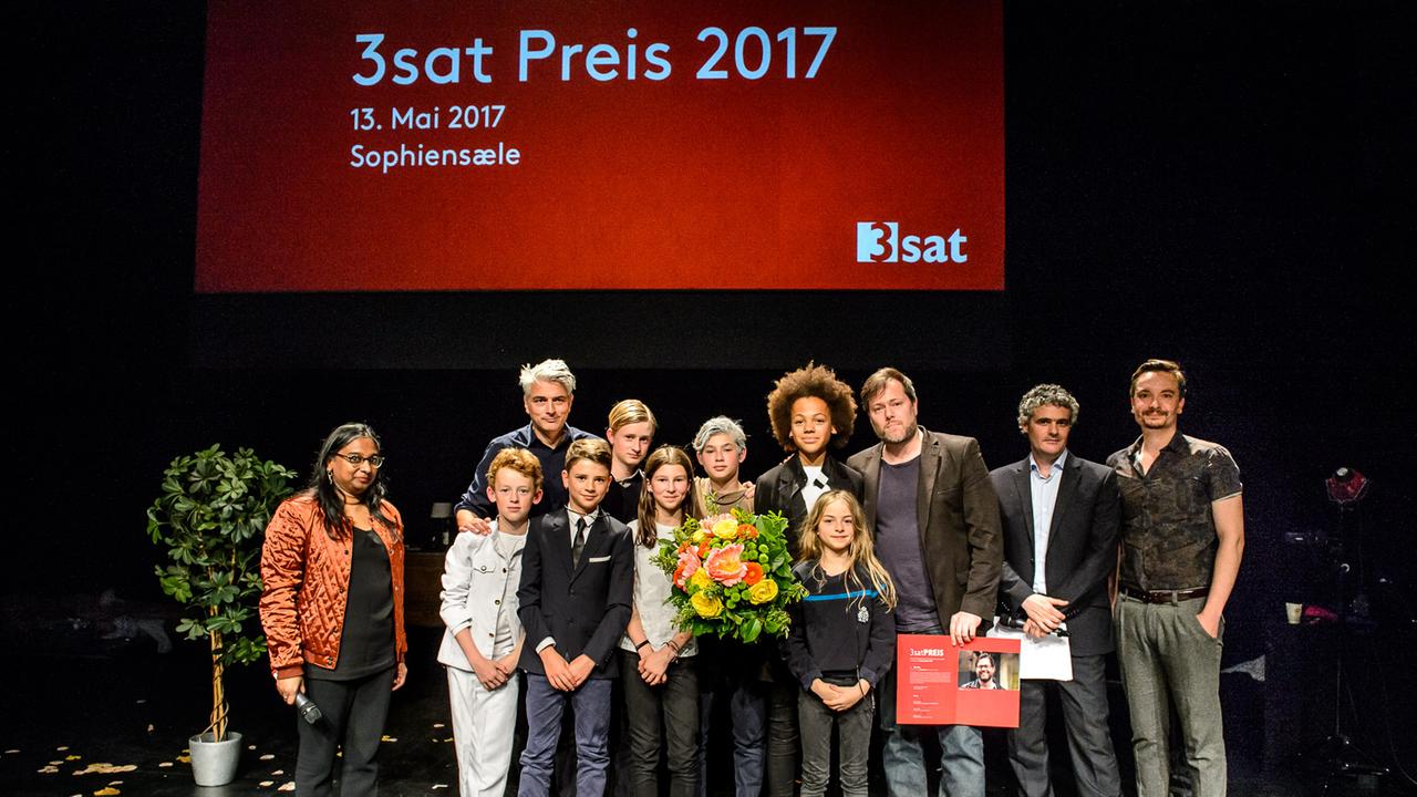 Verleihung 3sat-Preis 2017: (v.l.n.r.: 3sat-Koordinatorin Dinesh Kumari Chenchanna, Ensemble, Milo Rau mit Urkunde, Stephan Reuter, Wolfgang Horn)