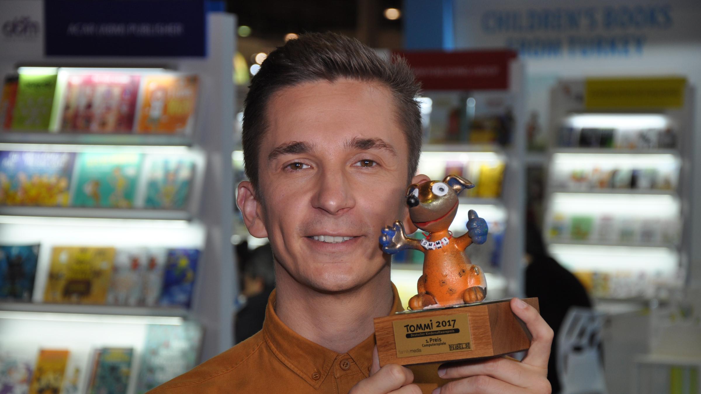 Verleihung "Tommi 2017" am 13.10.2017 auf der Frankfurter Buchmesse: Eric Mayer mit dem "Tommi"-Preis