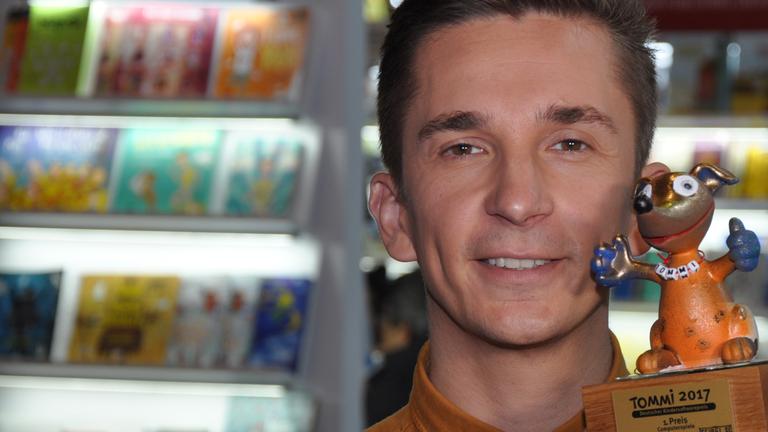 Verleihung "Tommi 2017" am 13.10.2017 auf der Frankfurter Buchmesse: Eric Mayer mit dem "Tommi"-Preis