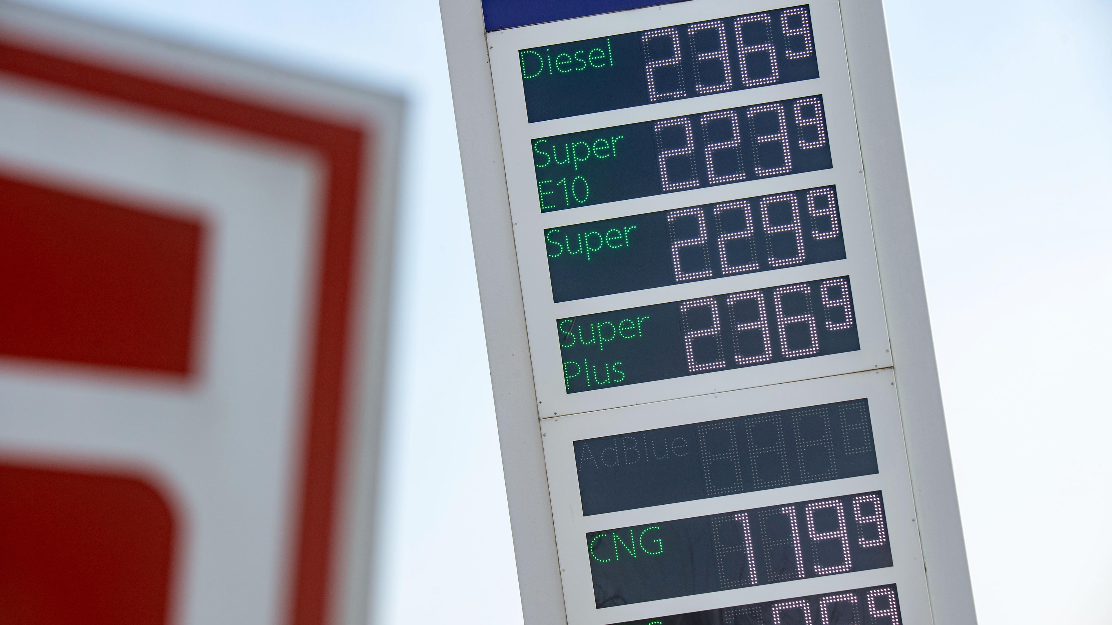 Spritpreise sind an einer Tankstelle zu sehen, wo unter anderem der Liter Diesel 2,369 Euro kostet, aufgenommen am 10.03.2022