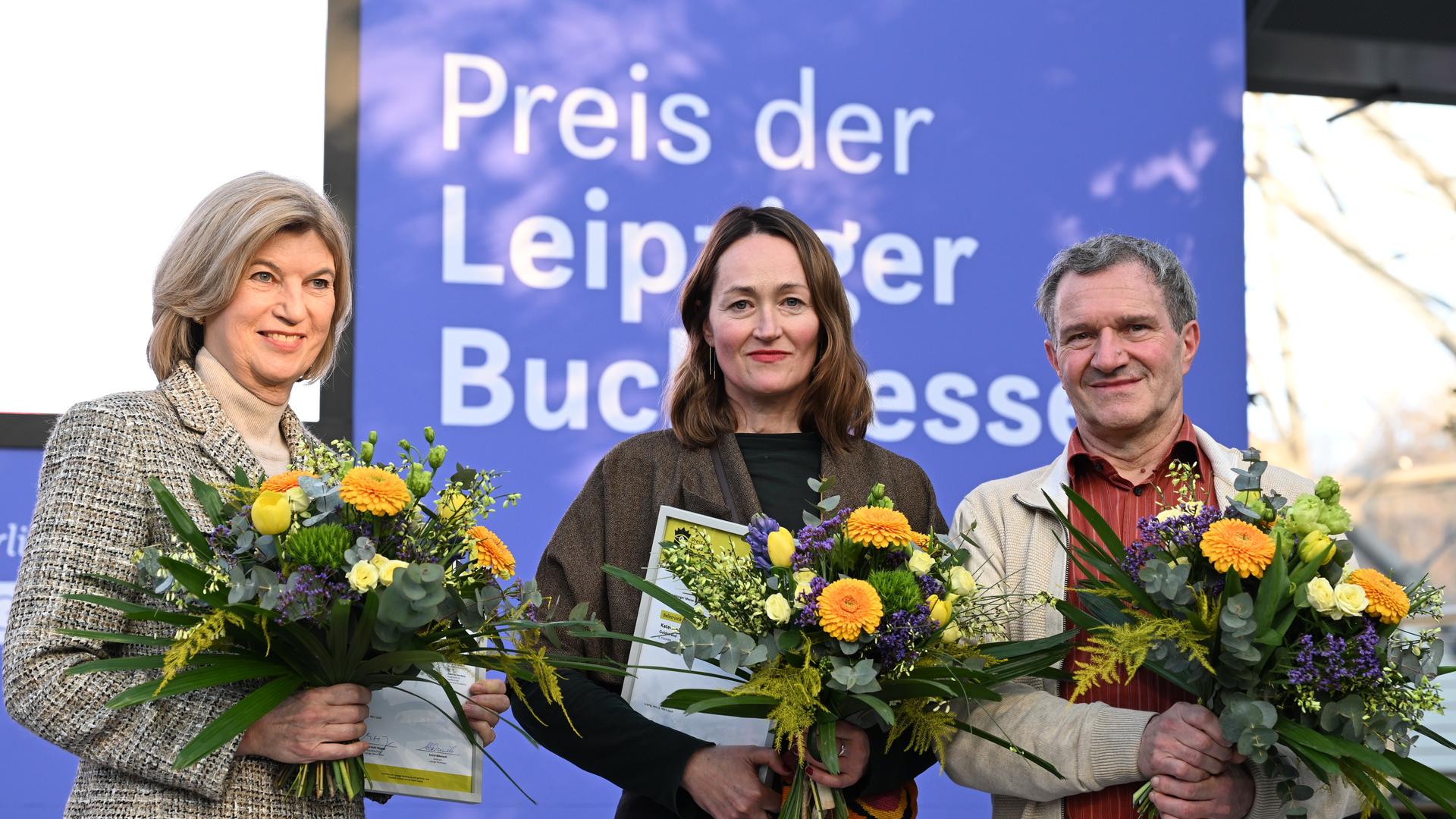 Die Preisträger Marie-Janine Calic (l),  ("Balkan-Odyssee. 1933-1941. Auf der Flucht vor Hitler durch Südosteuropa"/Kategorie Sachbuch), Katerina Poladjan ("Goldstrand"/ Kategorie Belletristik) und Manfred Gmeiner für seine Übersetzung aus dem Spanischen von "Unten leben" des Autors Gustavo Favéron Patriau.