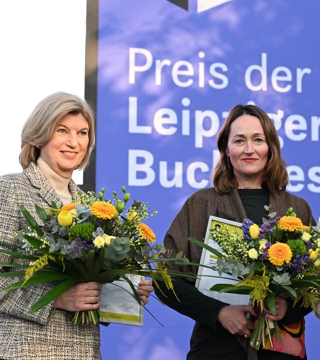 Die Preisträger Marie-Janine Calic (l),  ("Balkan-Odyssee. 1933-1941. Auf der Flucht vor Hitler durch Südosteuropa"/Kategorie Sachbuch), Katerina Poladjan ("Goldstrand"/ Kategorie Belletristik) und Manfred Gmeiner für seine Übersetzung aus dem Spanischen von "Unten leben" des Autors Gustavo Favéron Patriau.