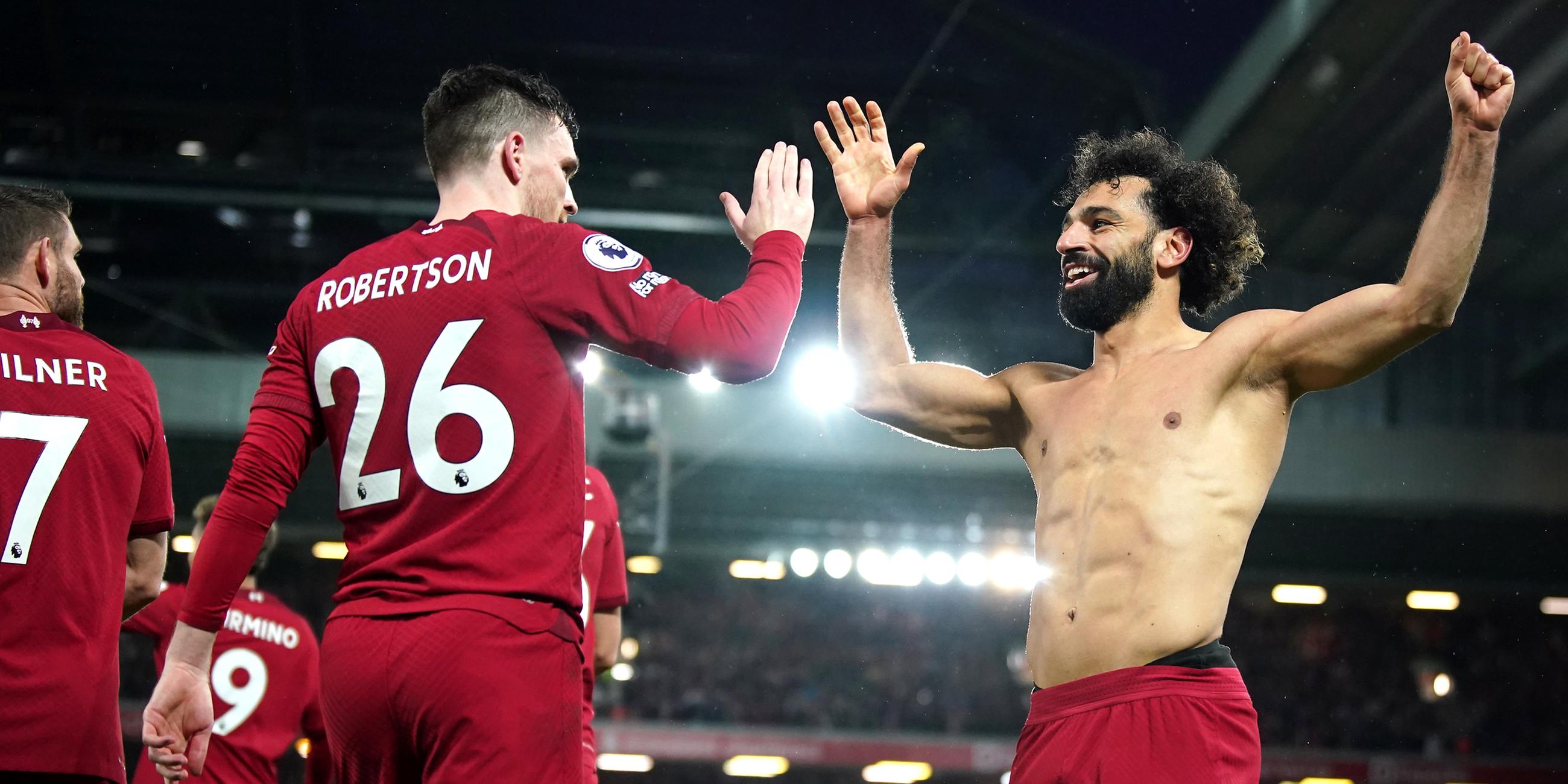 Liverpools Mohamed Salah (re.) bejubelt das sechste von sieben Toren gegen Manchester United bei der englischen Premier League.