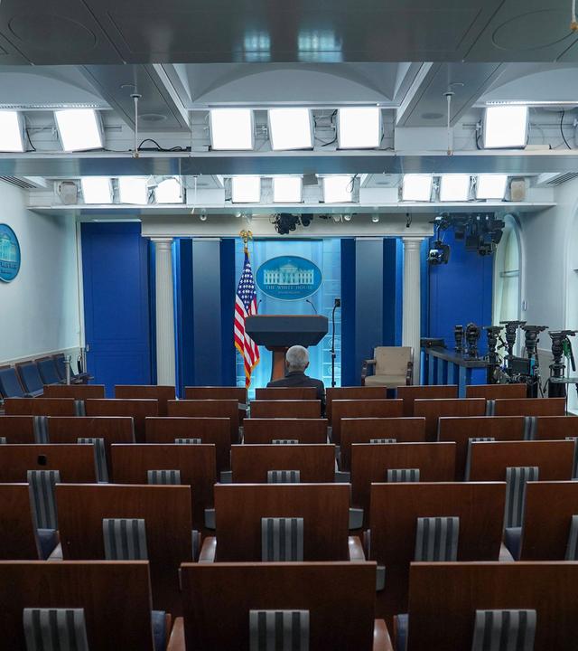 Leerer Saal für Pressekonferenzen mit leerem Rednerpult und Sesseln