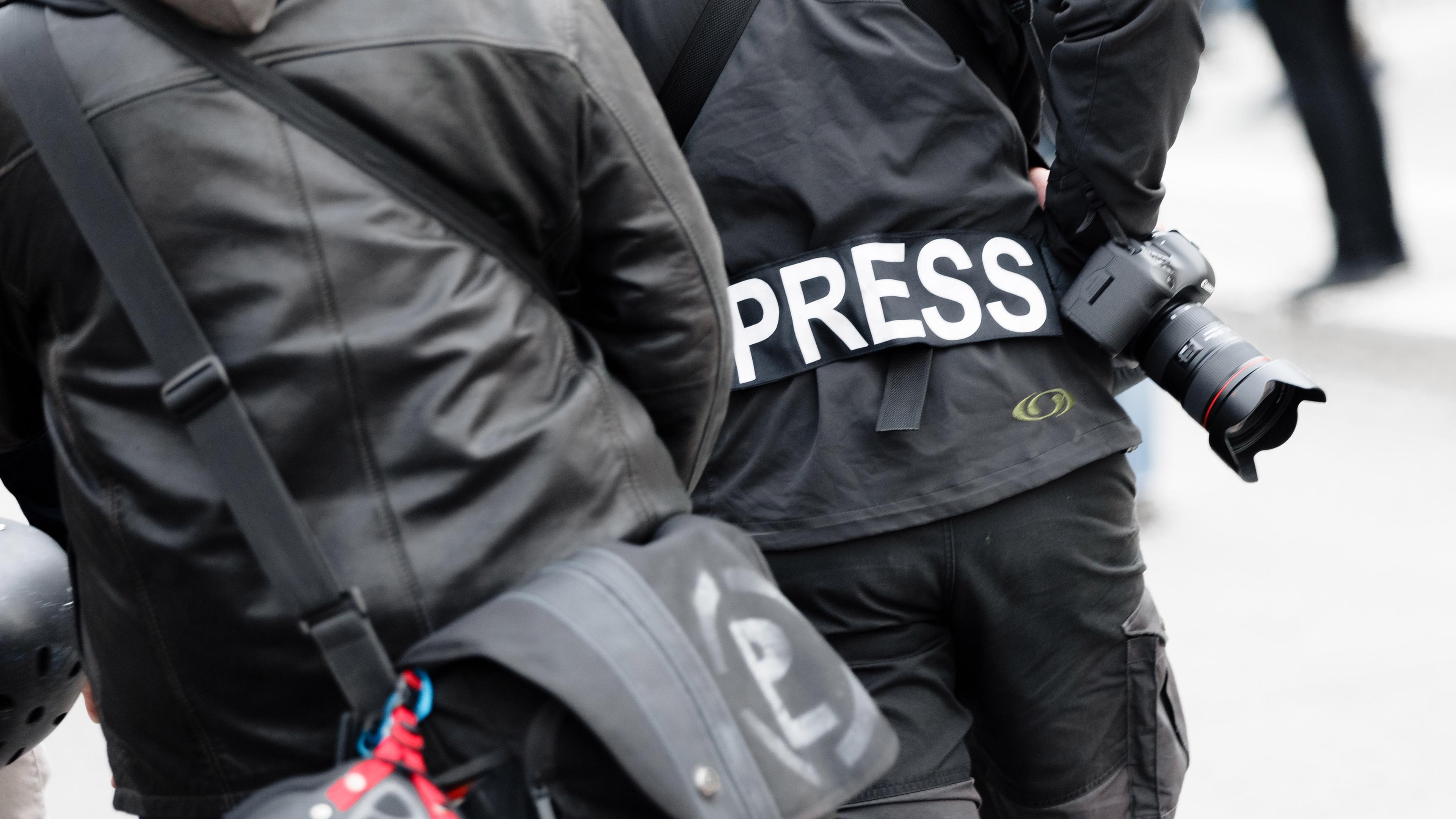 Hamburg: Ein Fotoreporter trägt auf einer Demonstration einen Aufnäher mit dem Text "PRESS" auf seiner Jacke, um sich gegenüber Polizei und Demonstranten als Journalist zu kennzeichnen.