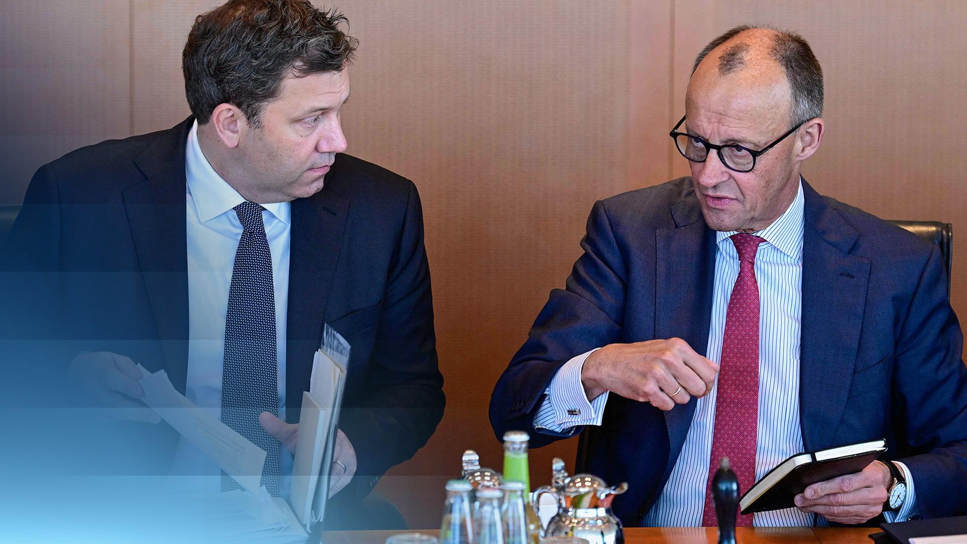 Ein Stethoskop, Maersk-Container und eine Tankstelle nebeneinander gereiht