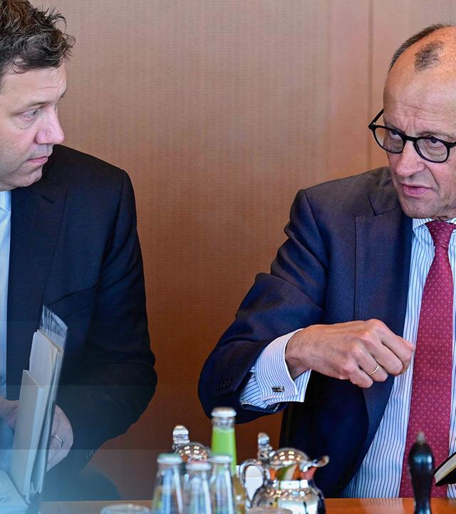 Ein Stethoskop, Maersk-Container und eine Tankstelle nebeneinander gereiht