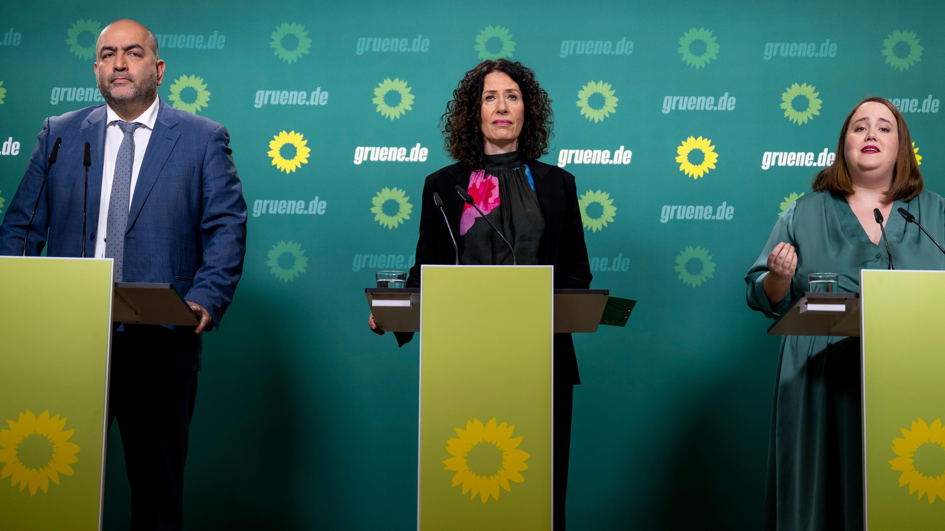 Berlin: Grünen-Politiker Omid Nouripour (l-r), Bettina Jarasch und Ricarda Lang nehmen an einer Pressekonferenz anlässlich der Jahresauftaktklausur ihrer Partei teil.