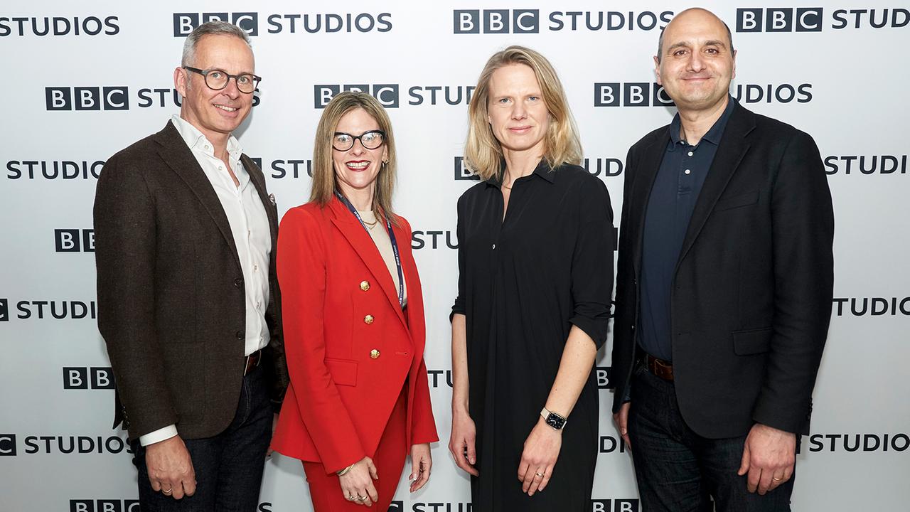 v.l.n.r.: Markus Schäfer (ZDF Studios), Rebecca Glashaw (BBC Studios), Nadine Bilke (ZDF Programmdirektorin) und Tum Fussell (BBC Studios)