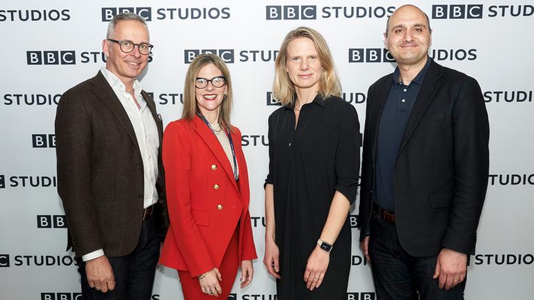 v.l.n.r.: Markus Schäfer (ZDF Studios), Rebecca Glashaw (BBC Studios), Nadine Bilke (ZDF Programmdirektorin) und Tum Fussell (BBC Studios)