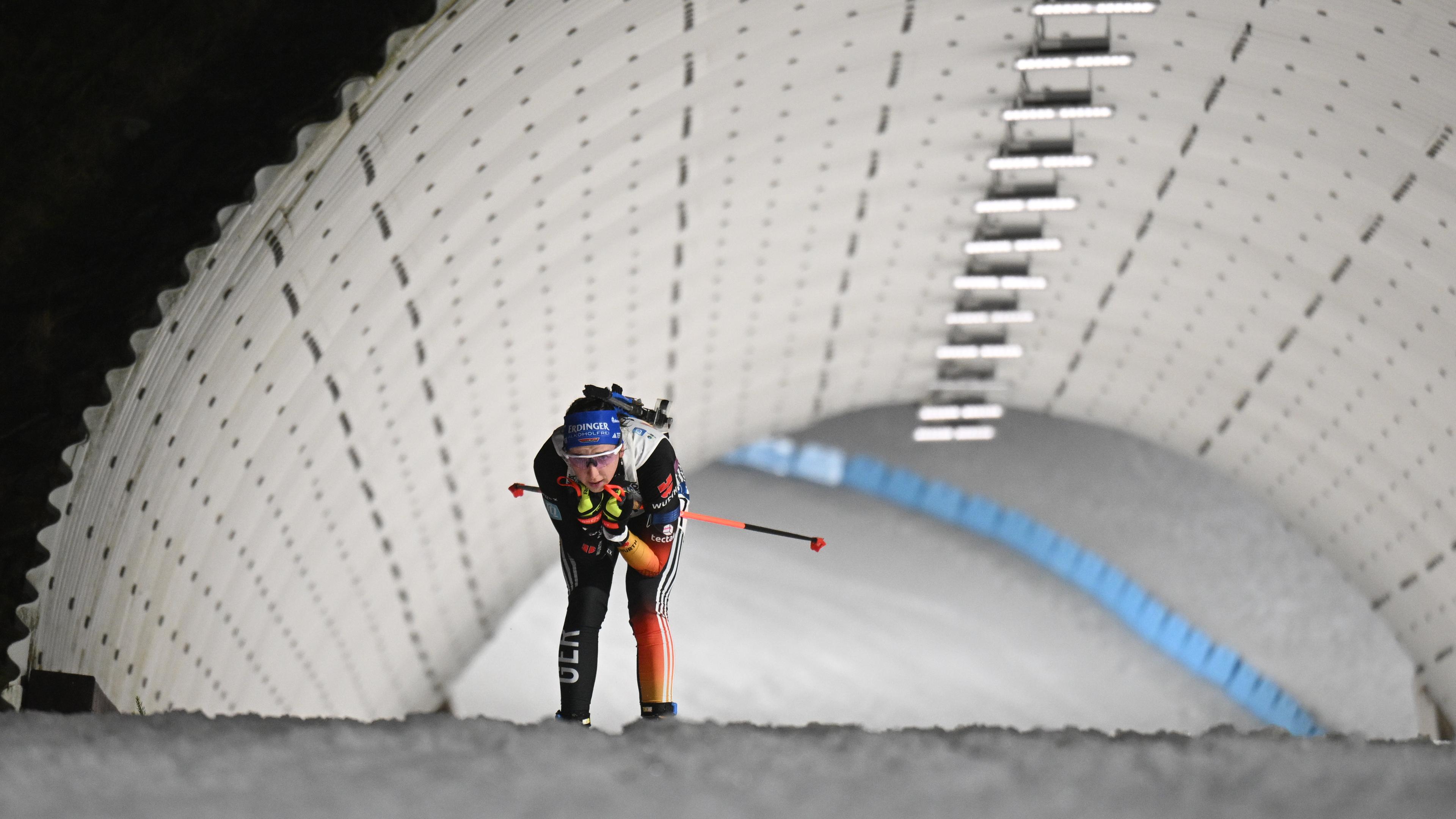 Nove Mesto Na Morave, Biathlon-Weltmeisterschaft, Mixed-Staffel: Franziska Preuß fährt aus einem Skitunnel heraus.