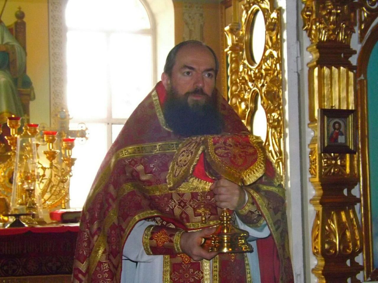 Sieht Jan Marsalek zum Verwechseln ähnlich: der russische Priester Konstantin Bajazow