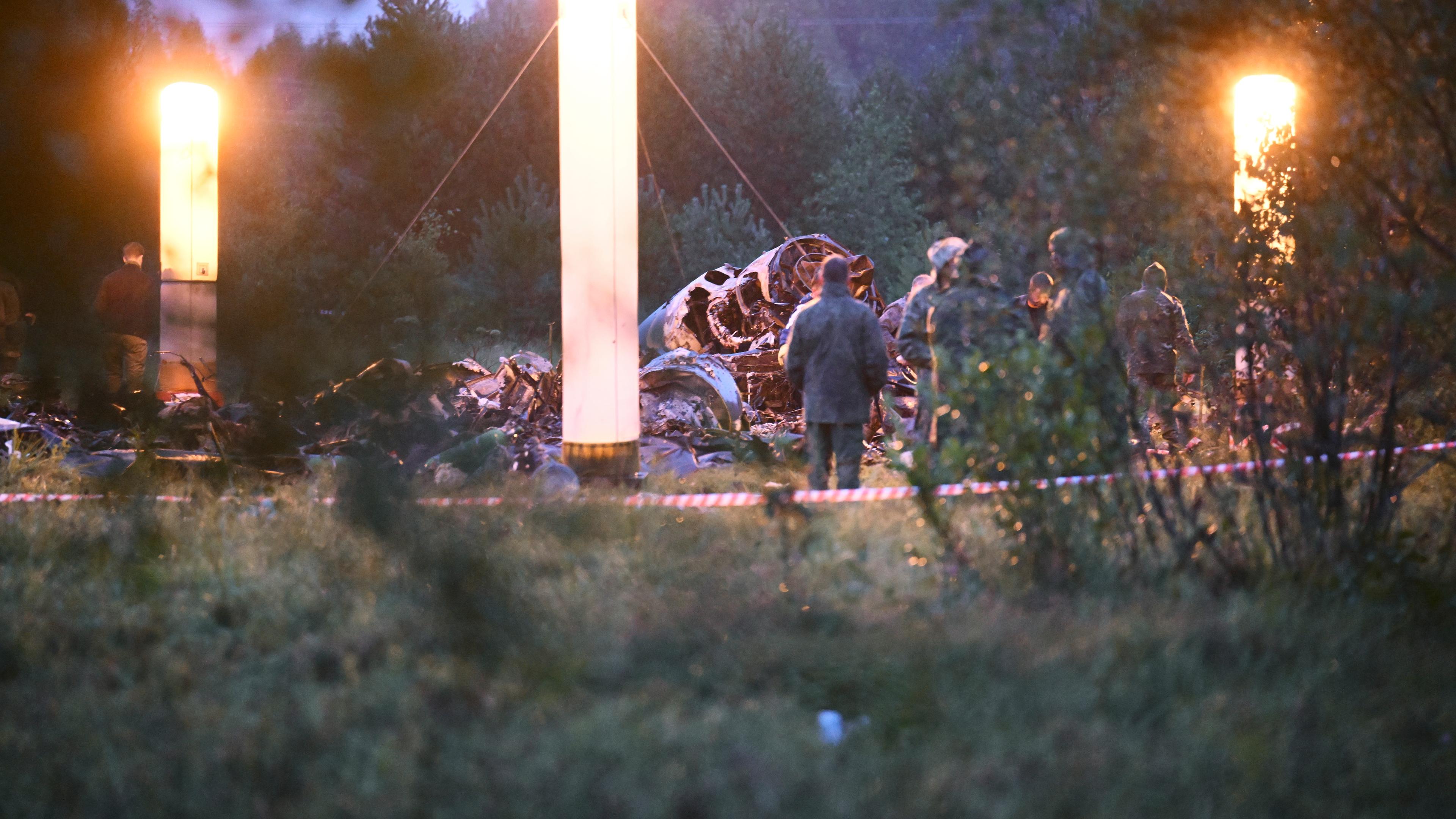 Leuchtquellen beleuchten Teile eines abgestürzten Privatjets in der Nähe des Dorfes Kuschenkino in der Region Twer.