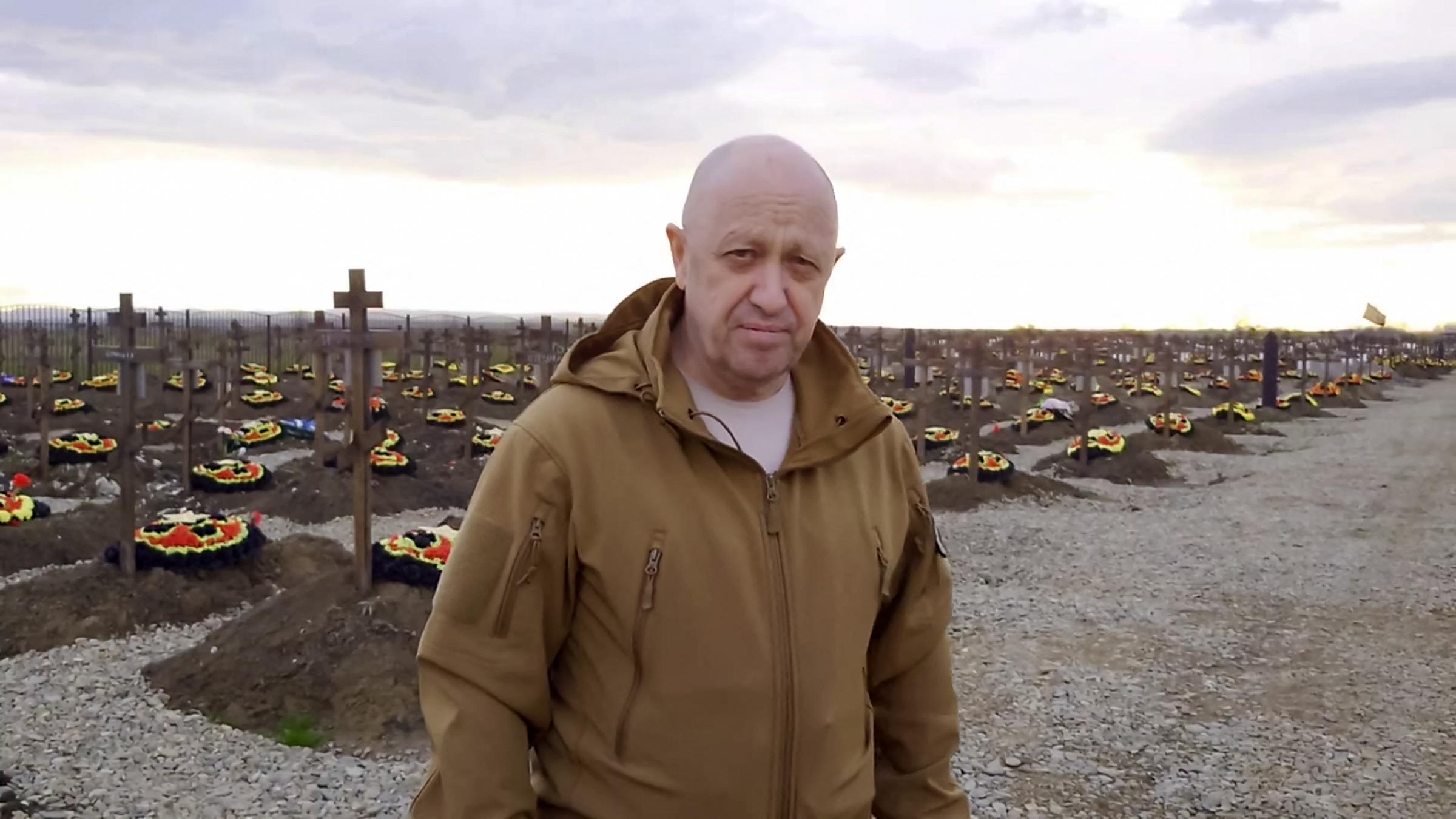 Wagnerchef Yevgeny Prigozhin auf einem Friedhof. 