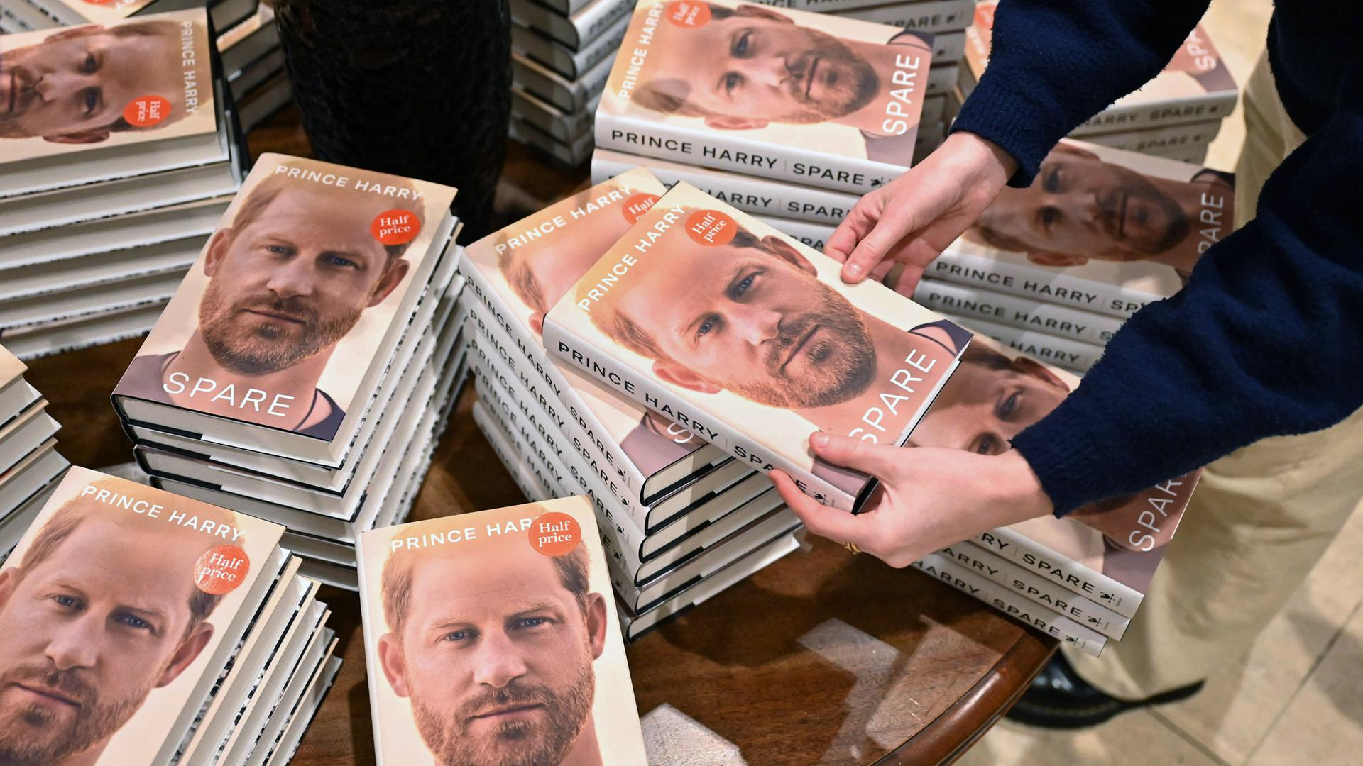 Zahlreiche Exemplare des Buchs "Spare" von Prince Harry liegt im Buchladen