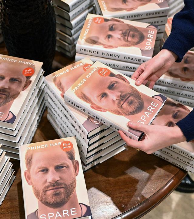Zahlreiche Exemplare des Buchs "Spare" von Prince Harry liegt im Buchladen