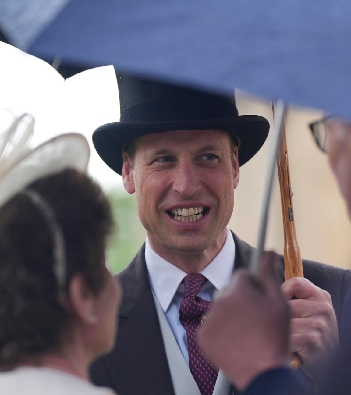 William, Prinz von Wales, spricht mit Gästen bei der Garten Party im Buckingham Palace