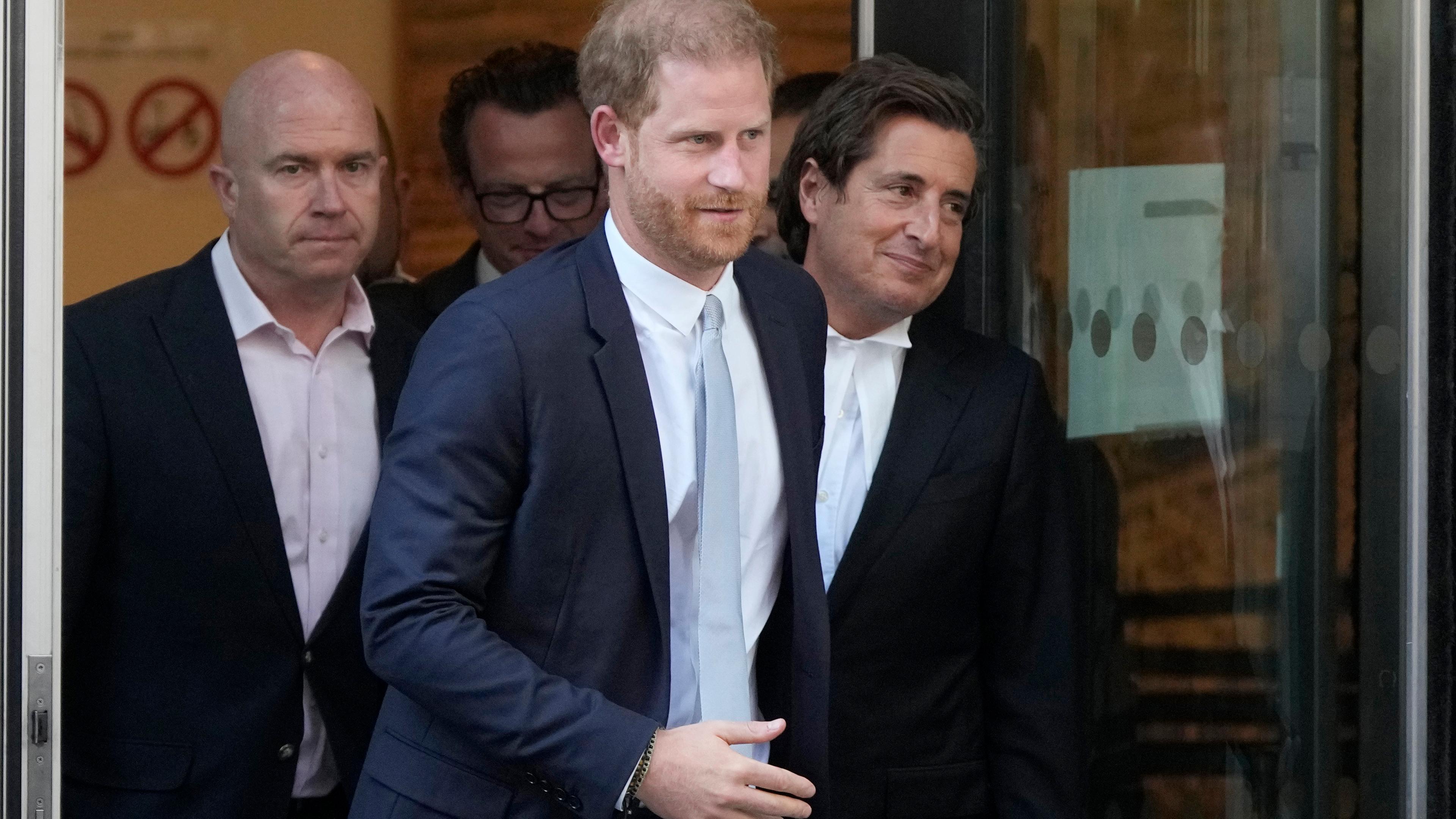 Großbritannien, London: Prinz Harry (M) und sein Anwalt David Sherborne (r) verlassen den High Court nach ihrer Zeugenaussage.