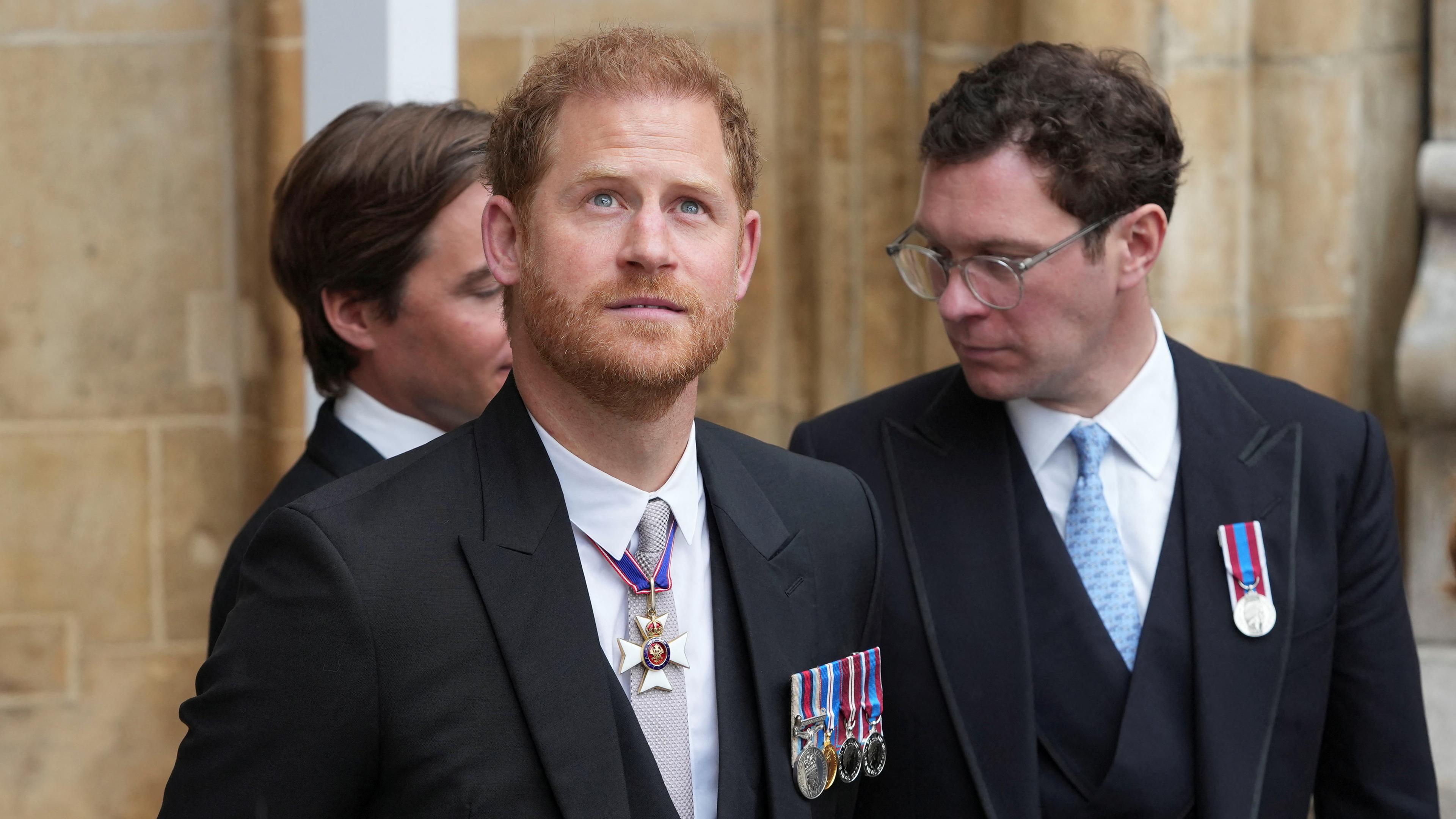 Prinz Harry schaut leicht nach oben als er nach der Krönungszeremonie seines Vaters King Charles III. Westminster Abbey in London am 6. Mai 2023 verlässt.
